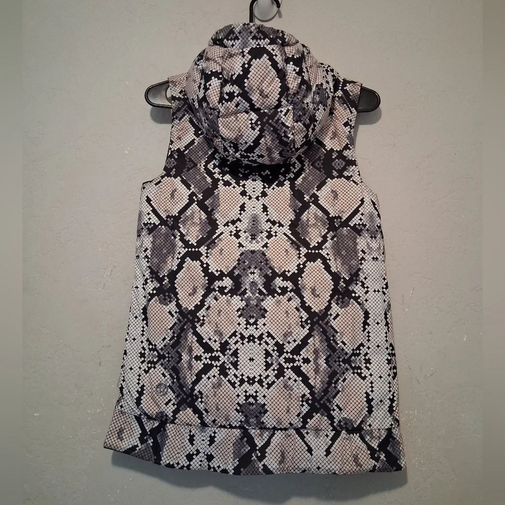 Lululemo The Fluffiest Vest Black/Ziggy Snake Butter Pik Black Sz4 Women‎